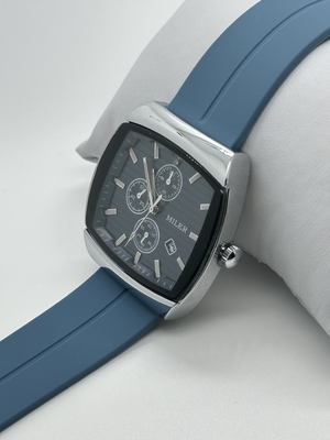 Stylish Quartz Wrist Watch with Luminous Leather Strap for Professionals